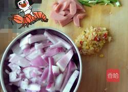 火腿肠炒米粉的做法图解1