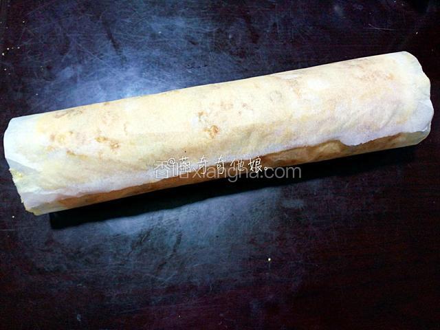 借助擀面杖卷起来，油纸包着放置15-30分钟定型。
不会卷的自行网上搜视频学。