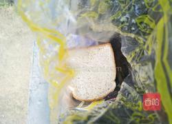 鸡蛋面包片的做法图解2