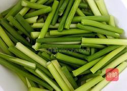 蒜苔炒腊肠的做法图解1