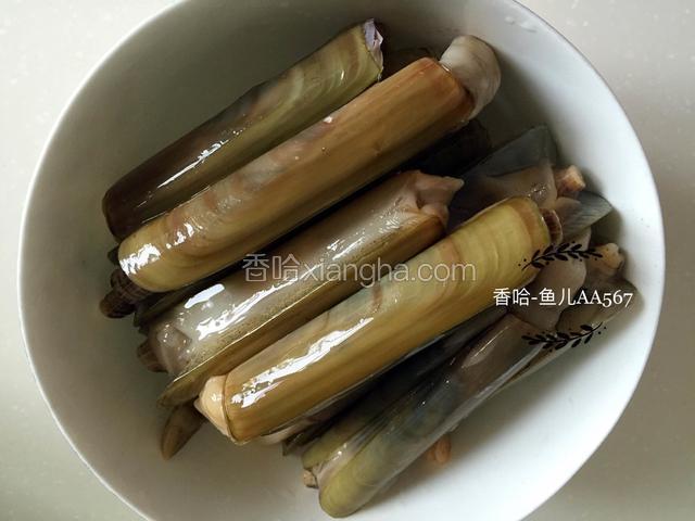 竹蛏子用清水浸泡半小时后捞出洗净。