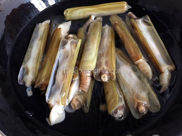 和凉水一起下锅,水开后捞出。