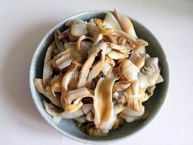 将蛏子肉切块。