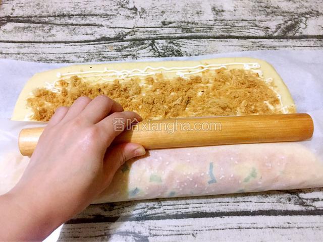 利用擀面杖慢慢卷起