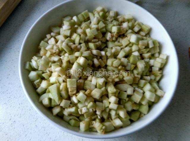 茄子祛掉皮切成茄子丁撒少许盐淹五分钟