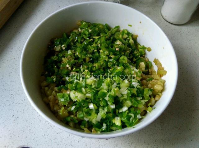 茄子上倒适量油拌匀，放上葱花和青椒，耗油十三香，鸡粉拌匀