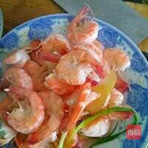 开背的虾身加盐，料酒，葱，姜焯水