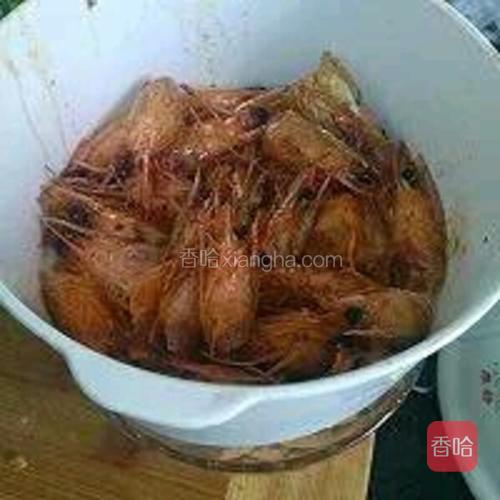 大米提前在砂锅泡一会，不要太多，煮好会涨很多的泡瑶柱的水和瑶柱一起加入砂锅，加入榨菜末大火煮开后小火慢熬，多搅拌小心糊底。怕麻烦的用电饭煲也可以，不用担心糊。