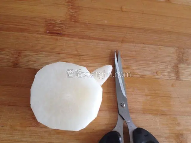 剪刀修理成花瓣形状
