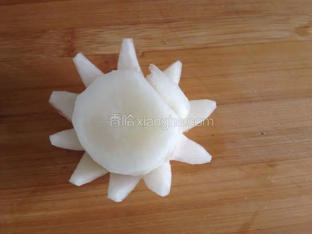 开始第二层的花瓣，从两个花瓣中间做起
