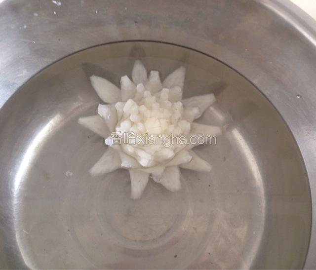做好后继续放在盐水中浸泡