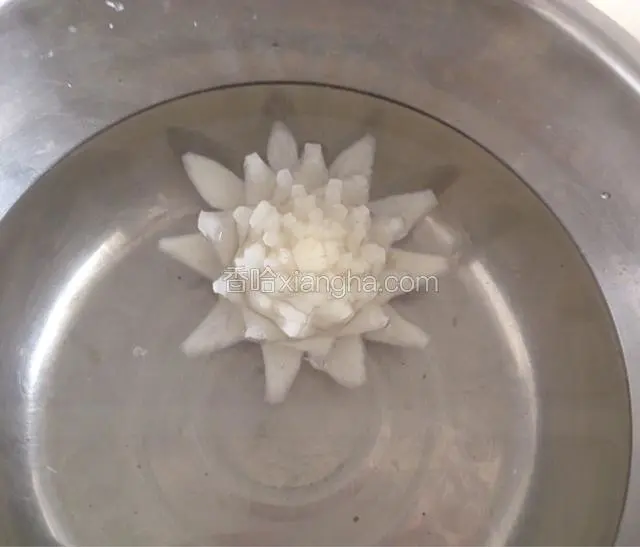 做好后继续放在盐水中浸泡