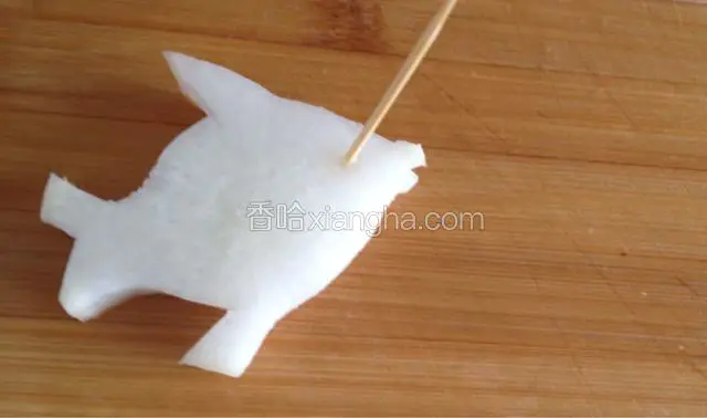 用牙签在鱼眼部位扎出小孔