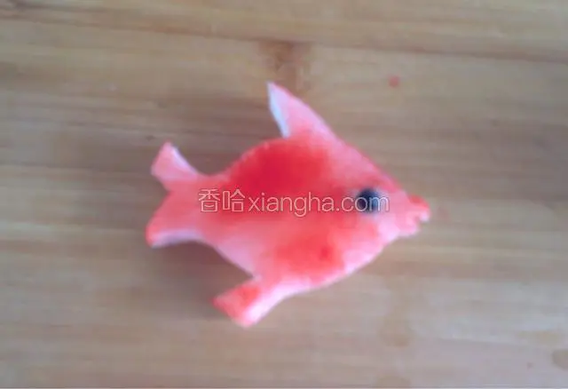 用牙签蘸食用色素涂抹鱼身