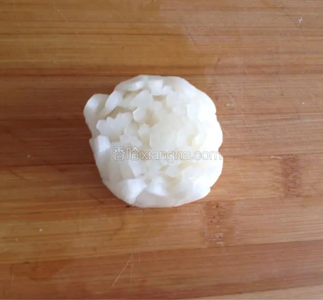 取出用盐水浸泡的莲花，用厨房纸吸干水份