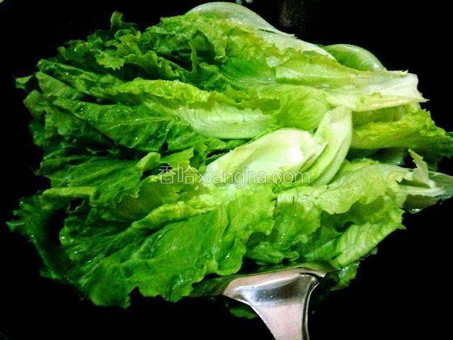 放生菜、大火炒至生菜断生