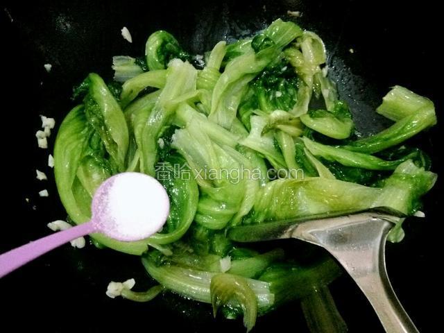 放盐、炒匀即可