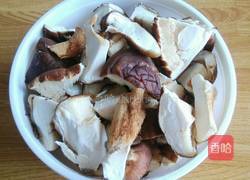 鸡肘炖香菇的做法图解2
