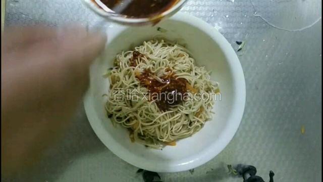 加入油辣子。（随自己口味加入，不吃辣可不加。）