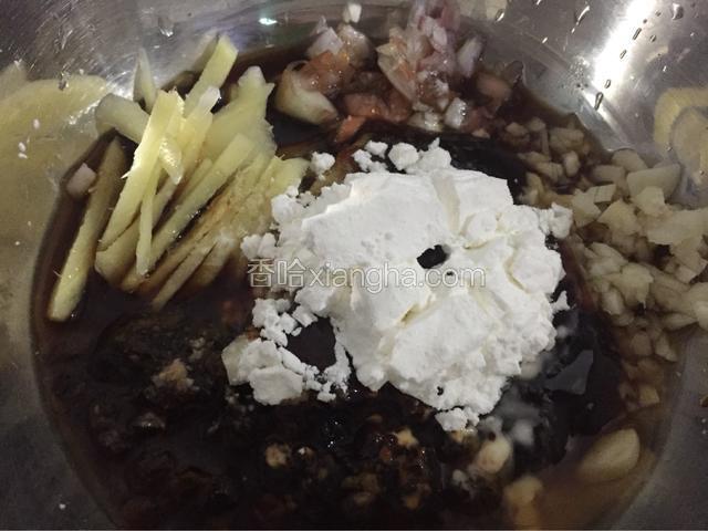 取一个干净的小碗，分别倒入，姜，葱头，蒜头，豆豉，加入调料，加一点点的水搅拌均匀