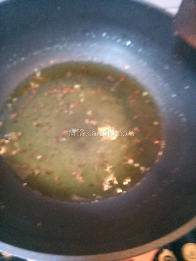 炒锅多放底油，花椒爆香