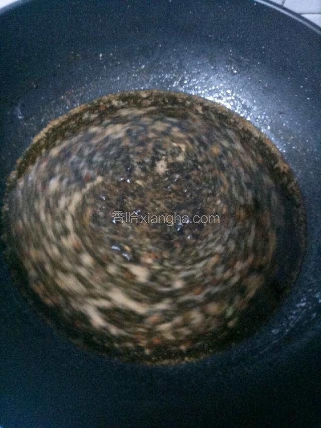 加入海鲜酱油，陈醋，糖，十三香，煮开，放凉