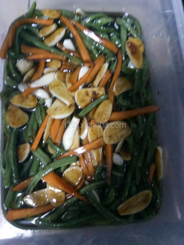 拌入豇豆里，放蒜和胡萝卜条，放冰箱一个小时后，即可