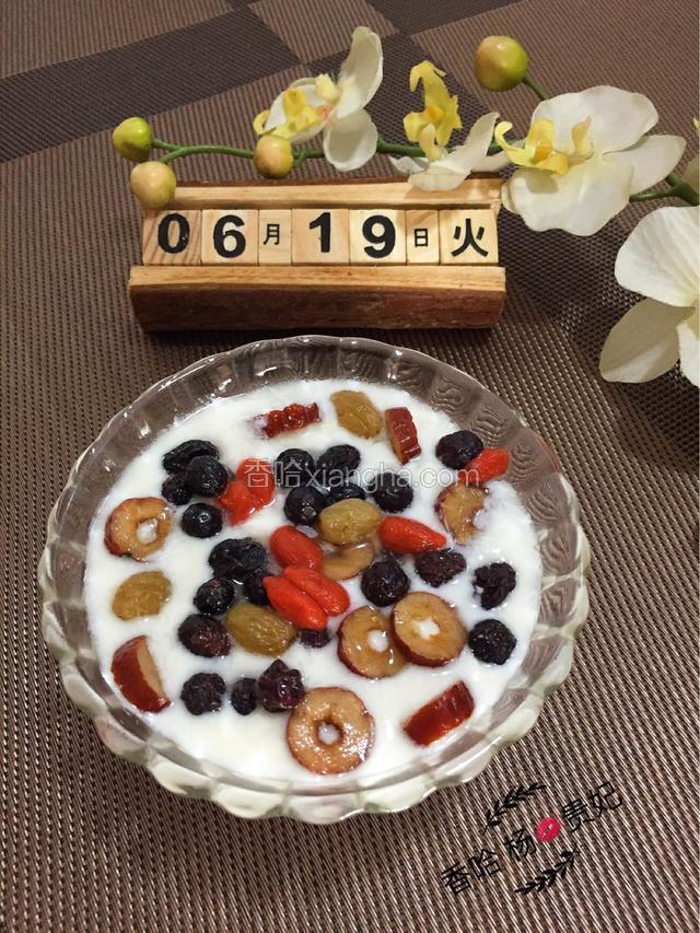 将所有材料倒入酸奶中 早餐酸奶做好啦