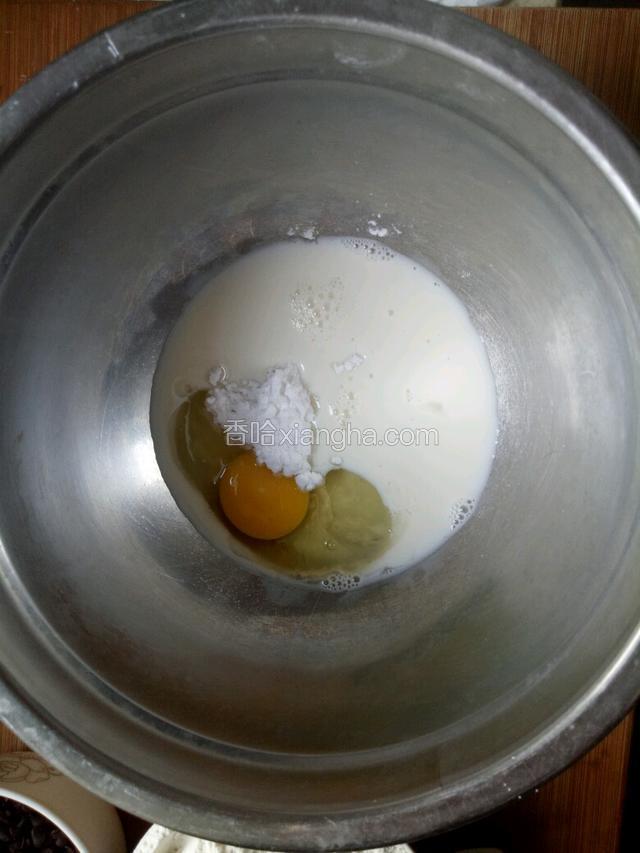 牛奶，糖粉，盐，鸡蛋一起搅拌均匀(要放两个鸡蛋)
