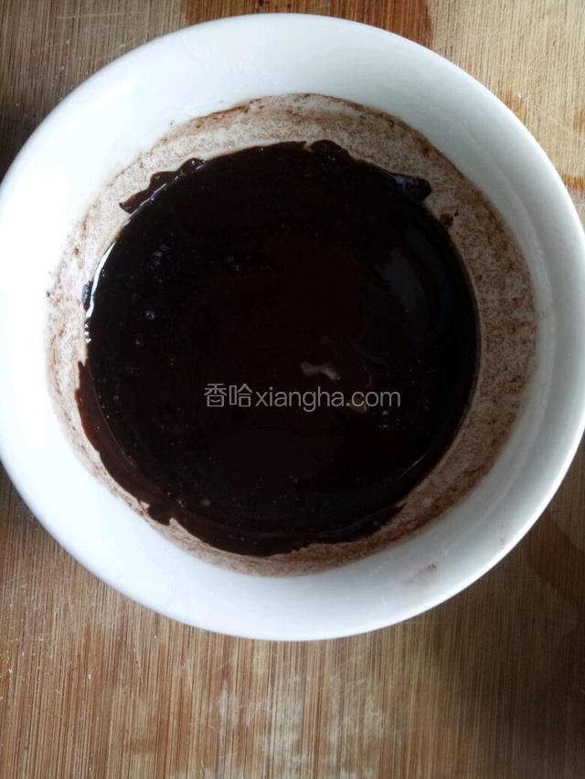 黄油倒入巧克力酱中搅拌均匀