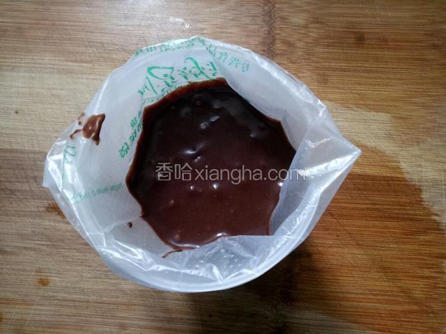 之后将面糊装入干净的裱花袋里