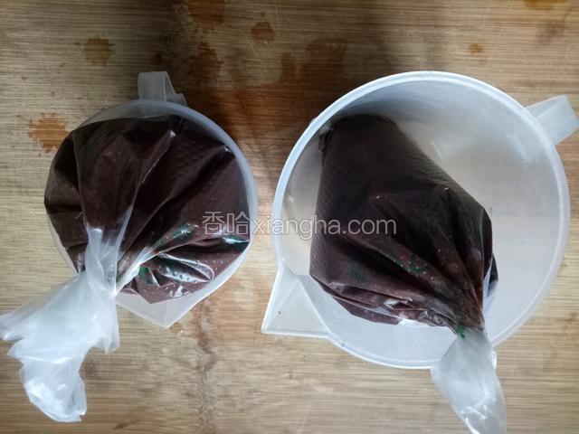 装好口扎金紧，用的时候用剪刀剪稍微大一点的口子方便挤出巧克力豆