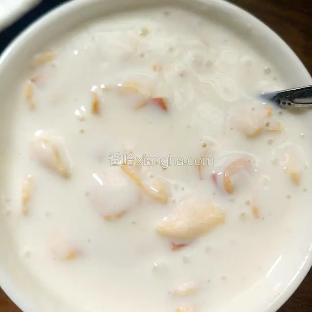将一部分油桃粒倒入酸奶里搅拌均匀，留下一部分油桃粒