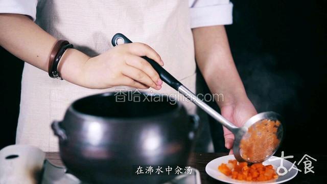 芦荟去皮，洗净后切为和鸡脯肉丁大小相近的丁，在佛水中汆汤十分钟后捞出。