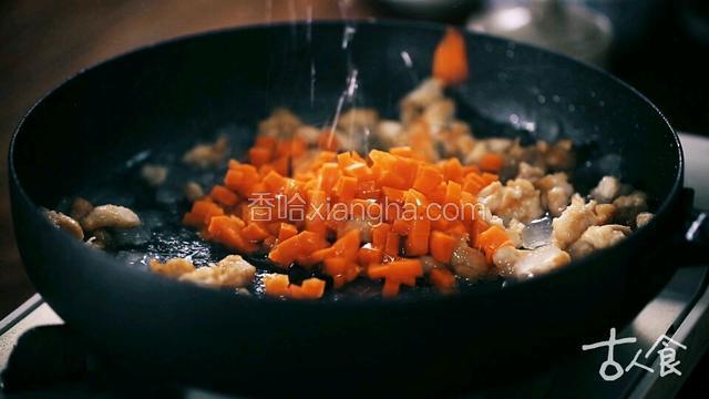 锅内加入少许油烧热，下入鸡脯肉丁翻炒片刻，然后投入芦荟丁与胡萝卜丁，并加入味精、盐、待肉熟后，以淀粉勾茨即可