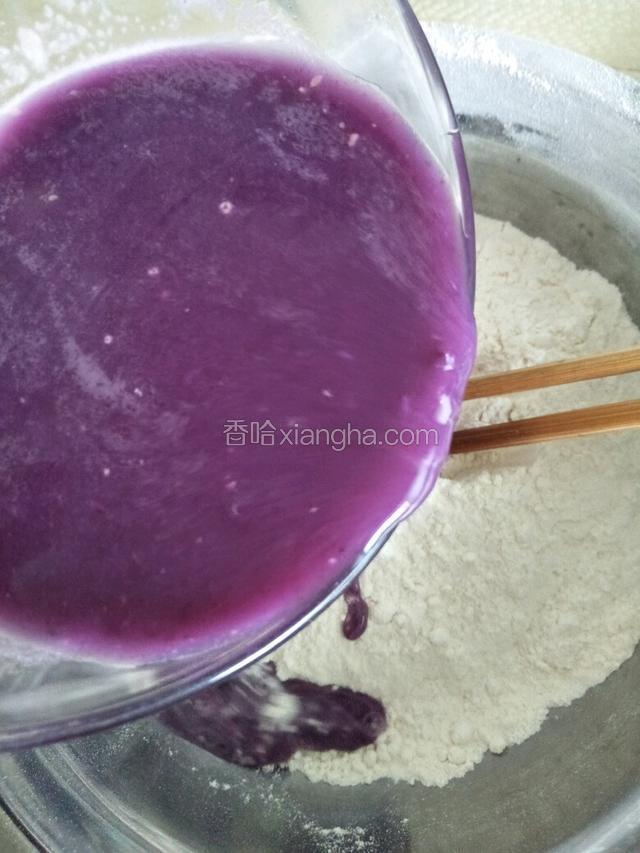 加入面粉中和成面团（紫色面团）