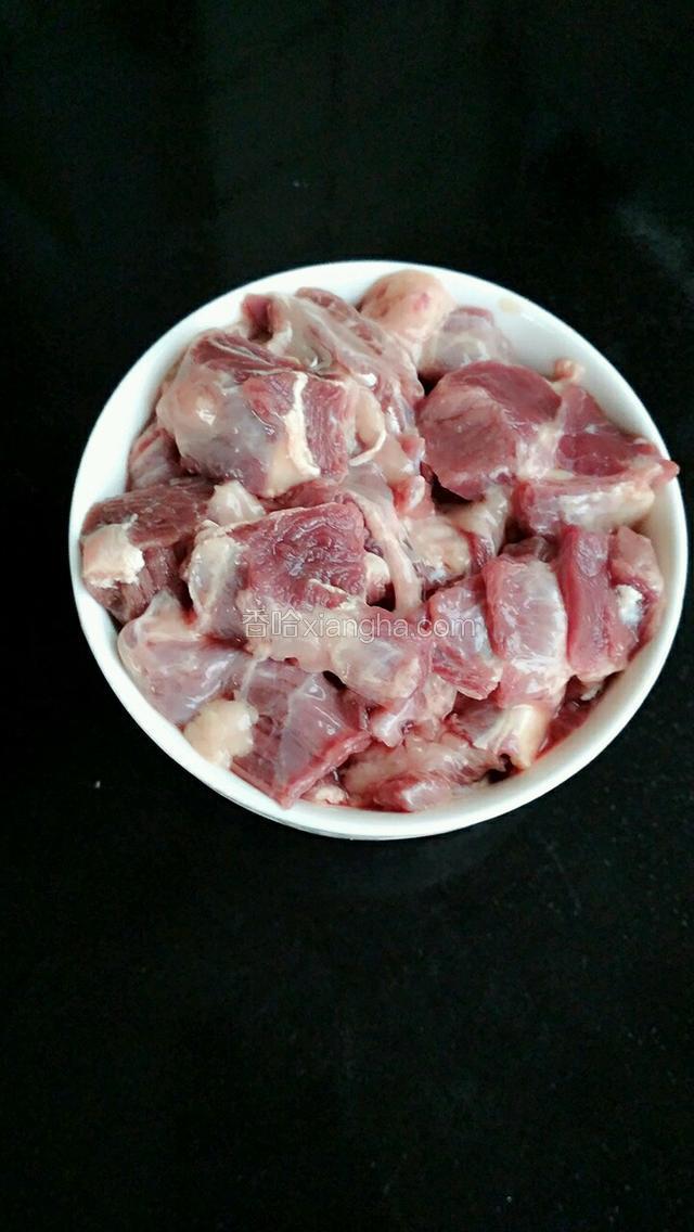 牛腩洗净切块
