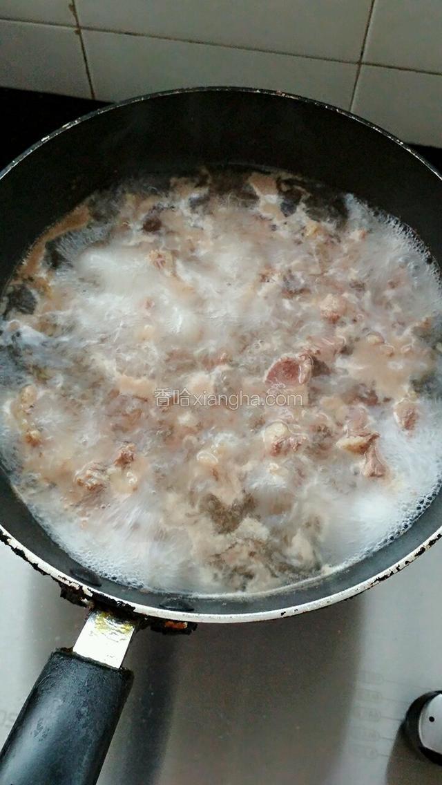 牛腩冷水下锅烧开水后撇去浮沫