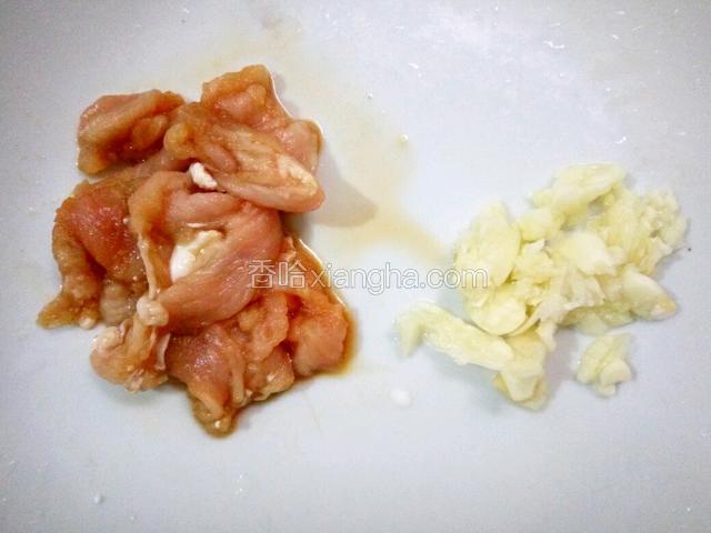 瘦肉清洗干净、切块、用生粉、酱油、盐、腌制10分钟、蒜去衣清洗干净、剁碎