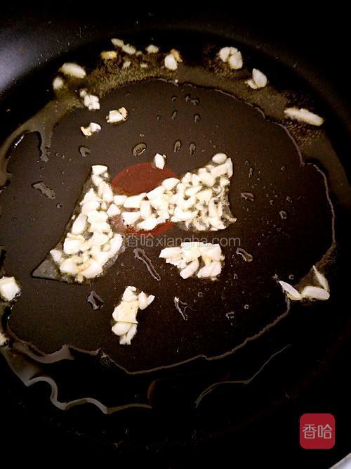 油6成热放入蒜末，炒出香味。