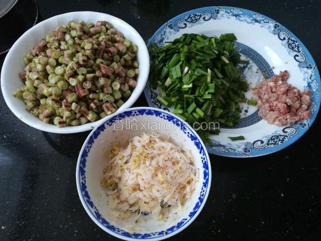 先准备馅料，豆角、韭菜切碎，肉切小丁，虾皮洗净，加入少许姜末。