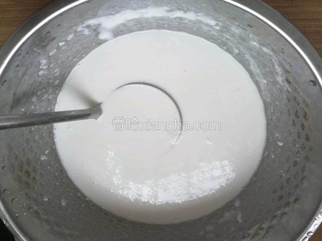 再倒入600克的冷水，加入少许盐，搅拌至无颗粒。