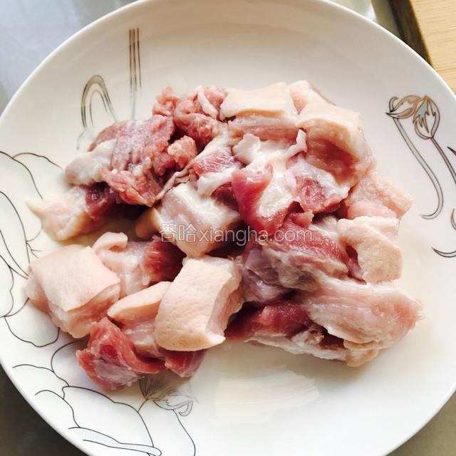 五花肉洗净切块焯水