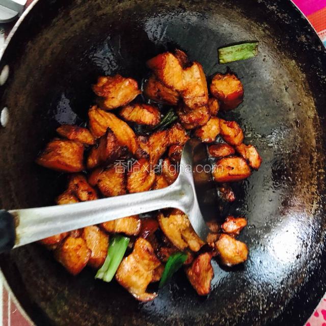 热锅下油化糖，五花肉上糖色，下花椒粒葱段煸炒