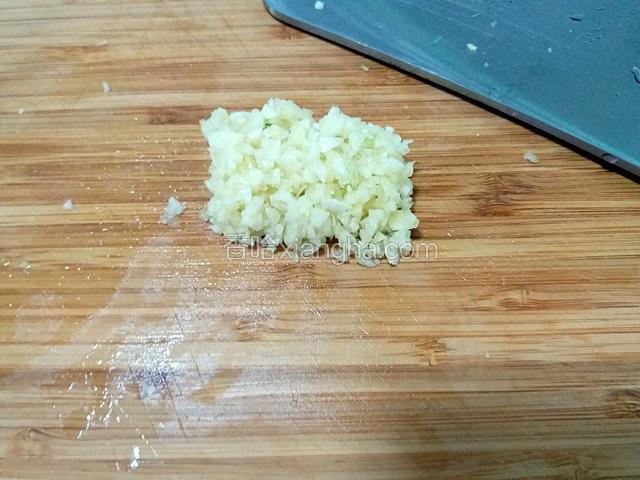 大蒜切成末。