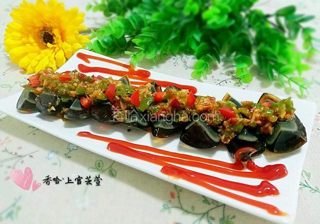 最后浇在皮蛋上完成。