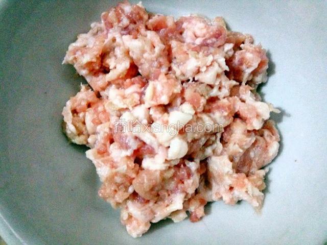 五花肉清洗干净、剁碎