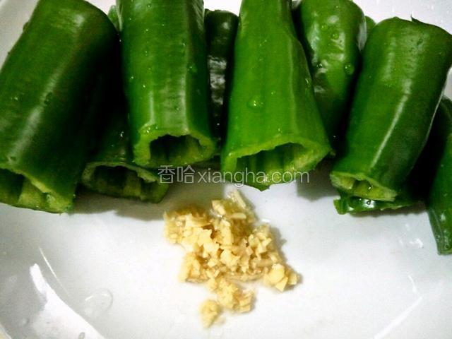 青椒去籽、在中间切断、清洗干净、姜去皮清洗干净剁碎