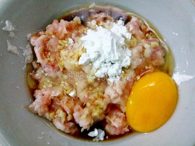 五花肉里放姜、生粉、鸡蛋、盐、酱油、往一边方向搅至起劲