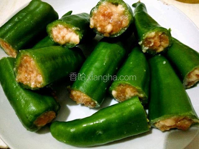 把五花肉塞入青椒里